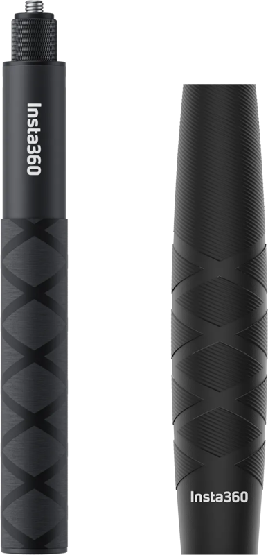 Kaksi mustaa Insta360 85cm Invisible Selfie Stick -keppiä (Selfie Stick Sleeve -suojuksella) on kuvassa vierekkäin; toinen on täysin ulosvedetty näkyvällä kiinnitysruuvilla, ja toinen on kokoontaitettu. Molemmissa on kuvioidut kahvat ja Insta360-logo.
