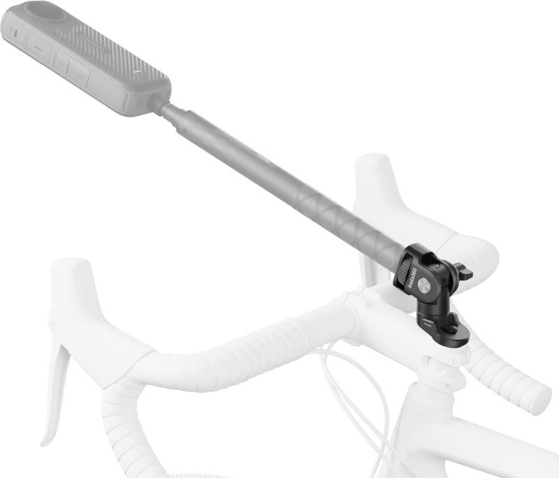 Insta360 Bike Headset Cap Mount -pyöräkiinnike pitää kameran valkoisen polkupyörän ohjaustangon edessä, jolloin kuvaaminen tai valokuvaaminen on helppoa ajon aikana.