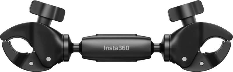 Insta360 Motorcycle Selfie Stick Support Clamp -pyöräkiinnike on musta kahdella säädettävällä kiinnikkeellä ja kiristysnupilla varustettu kiinnike, joka on suunniteltu kameroiden kiinnittämiseen turvallisesti erilaisiin pintoihin.
