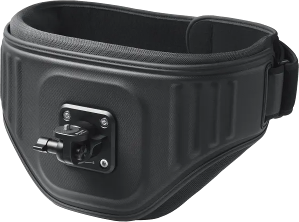 Insta360 The Back Bar (Enhanced Waist Strap) -vyö on musta pehmustettu vyötärövyö, jossa on säädettävä hihna ja kiinnitetty pohjalevy, joka on suunniteltu pitämään kamera tai vastaava laite turvallisesti edessä.