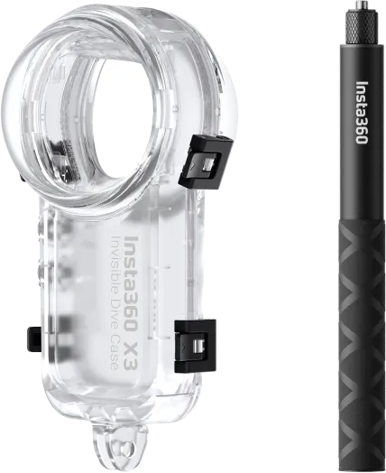 Kirkkaasta muovista valmistettu Insta360 X3 Invisible Dive Case -sukelluskotelo on esillä mustan Insta360-merkkisen kahvan tai selfie-kepin vieressä, jossa on kuvioitu ote.