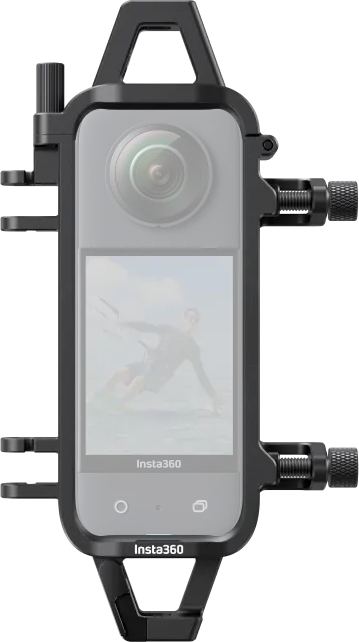 Insta360 X3 Water Sports Rope Mount -kiinnike pitää mustaa Insta360-toimintakameraa metallikotelossa, jossa on näkyvät säätönupit ja kiinnityspisteet. Kameran näytöllä näkyy veden päällä surffaava henkilö.