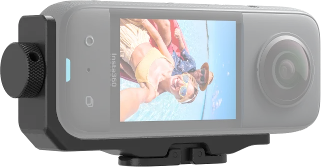 Lähikuva Insta360 X3 Horizontal Action Mount -kiinnike, jossa on toimintakamera kädessä, näyttää selfietä kolmesta ihmisestä, jotka melovat kirkkaalla sinisellä vedellä, kameran linssi ja näyttö näkyvissä.