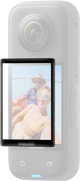 Insta360 X3 Screen Protector -näytönsuojus on osittain päällekkäin Insta360-toimintakameran näytöllä, jossa näkyy hymyilevä mies ja nainen ottamassa selfietä veneessä aurinkoisella säällä.