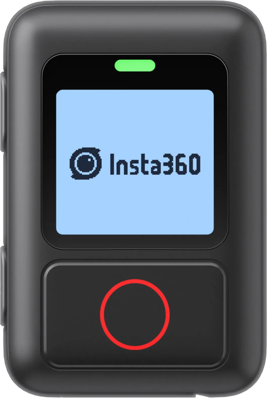 Lähikuva Insta360 GPS Action Remote -kauko-ohjaimesta, jossa on pieni näyttö, jossa on Insta360-logo, vihreä merkkivalo yläpuolella ja suuri punainen pyöreä painike alapuolella.