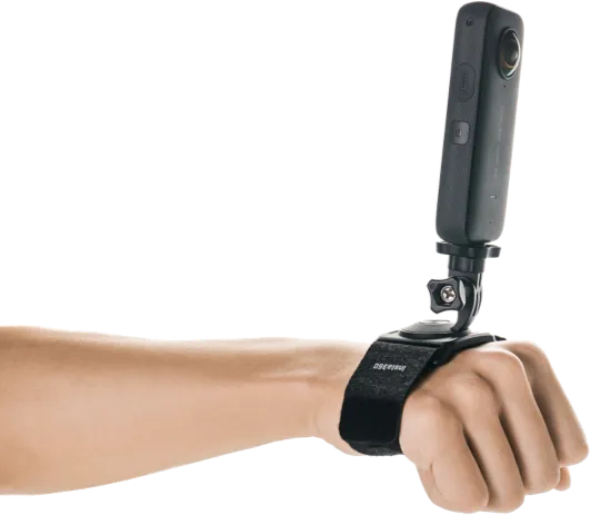 Insta360 Hand Mount Kit -käsikiinnikesarjaa käytetään toimintakameran kiinnittämiseen henkilön kämmenselkään mustalla hihnalla, jolloin kamera asettuu ranteen yläpuolelle nyrkin ollessa puristettuna.