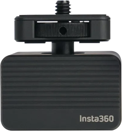 Insta360 Vibration Damper -tärinänvaimennin on musta, suorakulmainen kameran lisävaruste, jossa on vaakasuuntaiset urat, yläosan kiinnitysruuvi ja Insta360-logo etuosan oikeassa alakulmassa.