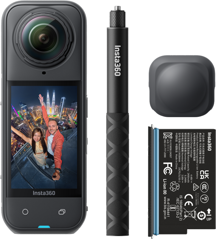 Insta360 X5 Starter Bundle -toimintakamera, musta selfiekeppi, suojaava linssisuojus ja kameran akku on sijoitettu vierekkäin valkoiselle taustalle, ja kameran näytöllä näkyy pariskunta ottamassa selfietä.