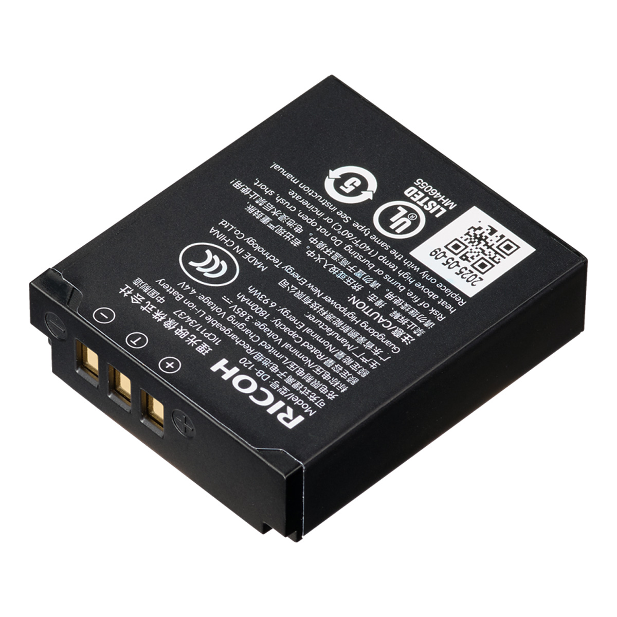 Suorakulmainen Ricoh Rechargeable Battery DB-120 -akku, jossa on kullanväriset liitäntänastat, valkoinen teksti, kuvakkeet ja QR-koodi päällä, näkyy vinossa valkoista taustaa vasten.