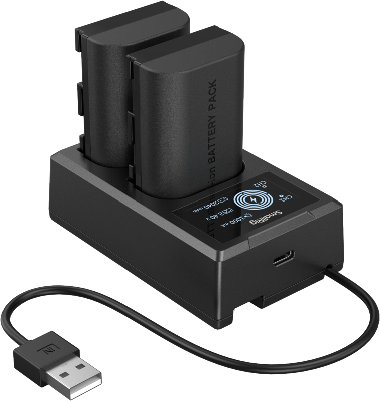 SmallRig 5409 -akku- ja laturikitti Canon LP-E6P akuille on musta kaksoislaturi, johon on asetettu kaksi ladattavaa akkua, edessä on kierretty USB-kaapeli ja digitaalinen näyttö, joka näyttää lataustilan.