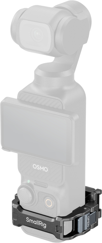 SmallRig 5607 Cage Adapter for DJI Osmo Pocket 3 on kiinnitetty puoliksi läpinäkyvän harmaan DJI Osmo Pocketin pohjaan. Sovittimessa on liukulukko, jossa on merkintä OPEN.