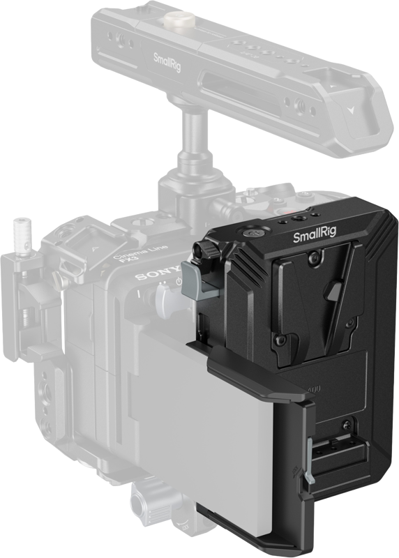 Lähikuva SmallRig 5228 V-Mount Akun kiinnitysalusta -virtahub + näyttösuoja, jossa näkyy sen kompakti musta muotoilu ja kiinnitysmekanismi asennettuna osittain näkyvään kamerarigiin.