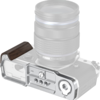 SmallRig 5563 L-shaped mount plate with wooden handle for OM System OM-3 -kahva