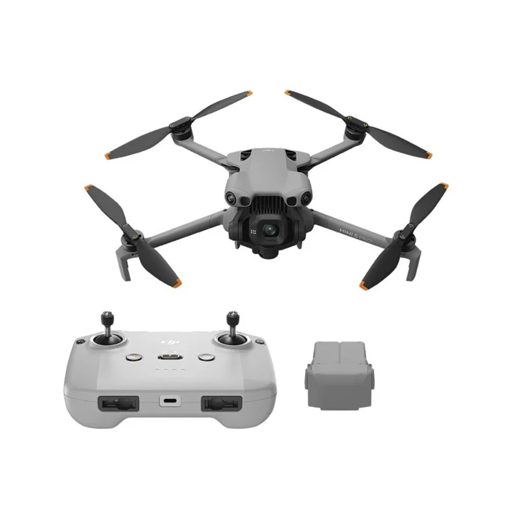 Harmaa DJI Mini 5 Pro -lennokki, jossa on neljä potkuria, on esillä yhteensopivan kauko-ohjaimen ja akun yläpuolella valkoisella taustalla.