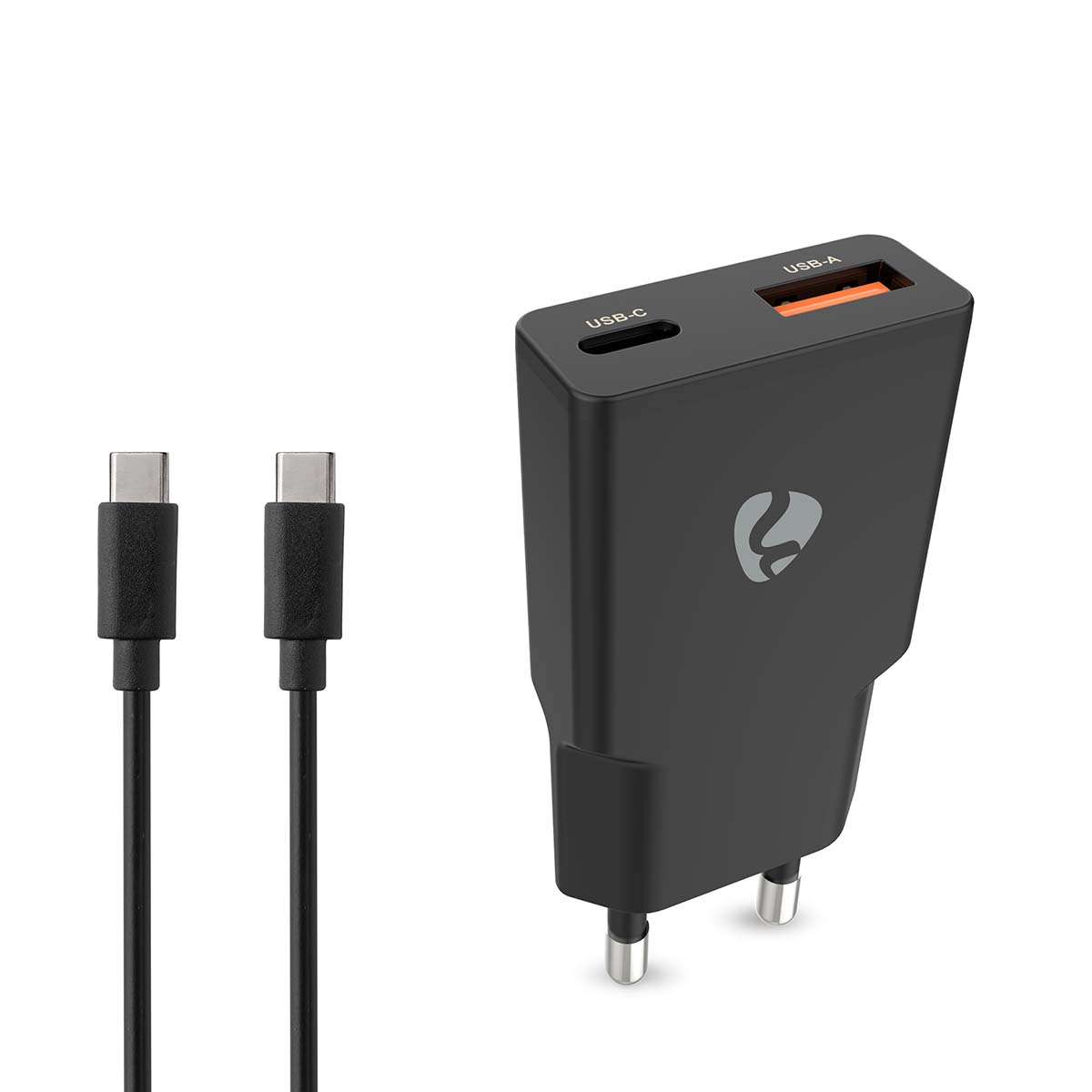 Nedis USB-C/USB-A Seinälaturi 20W on musta seinälaturi, jossa on sekä USB-C- että USB-A-portit, ja se on kuvassa yhteensopivan mustan USB-C-USB-C-latauskaapelin vieressä. Laturissa on etupuolella logo ja kaksi metallista piikkiä pistorasioita varten.