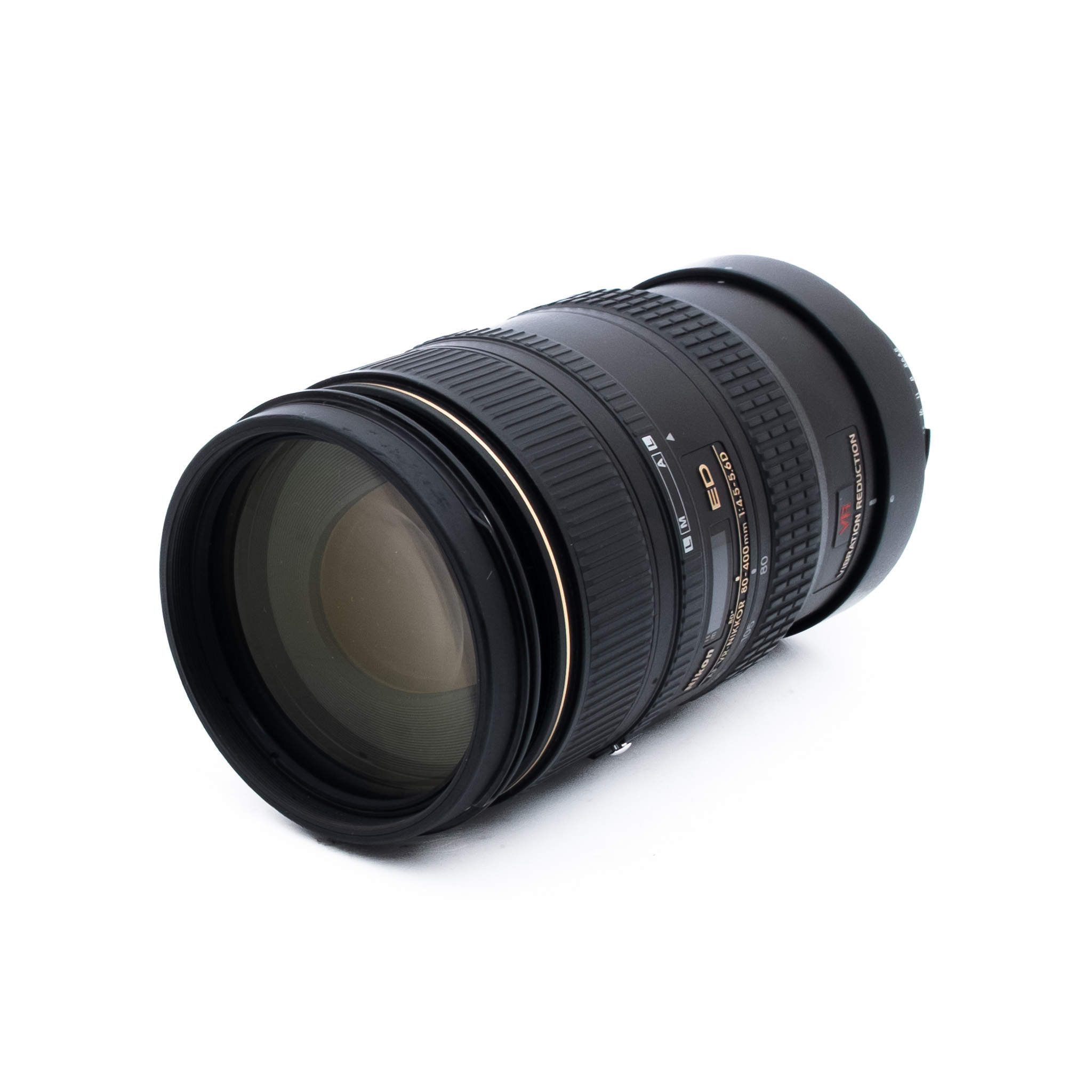 Nikon AF VR Zoom-Nikkor 80-400mm f/4.5-5.6D ED - Käytetty -objektiivi, jossa on kultaiset ja valkoiset merkinnät, näkyy valkoisella taustalla, ja sekä lasielementti että objektiivin runko näkyvät selvästi.