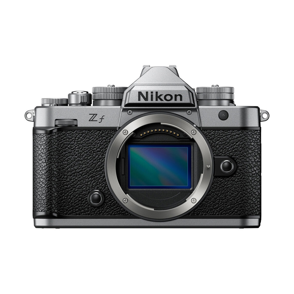 Nikon Zf -järjestelmäkamera, hopea, on kuvattu edestä ilman objektiivia, jolloin kameran kenno ja klassinen retro-muotoilu näkyvät selvästi.