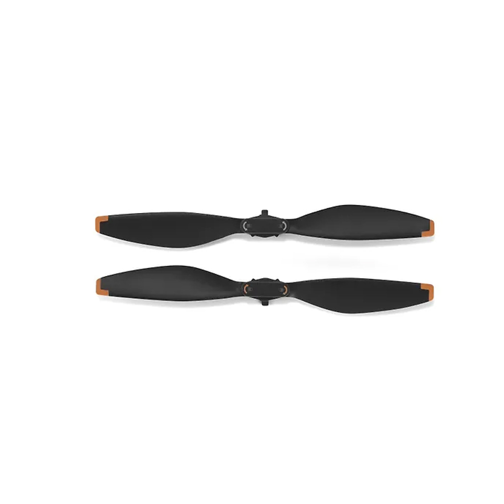 Kaksi DJI Mini 5 Pro -propellia -propellit, mustat, oransseilla kärjillä, näkyvät vaakasuorassa ja samansuuntaisesti valkoisella pohjalla.