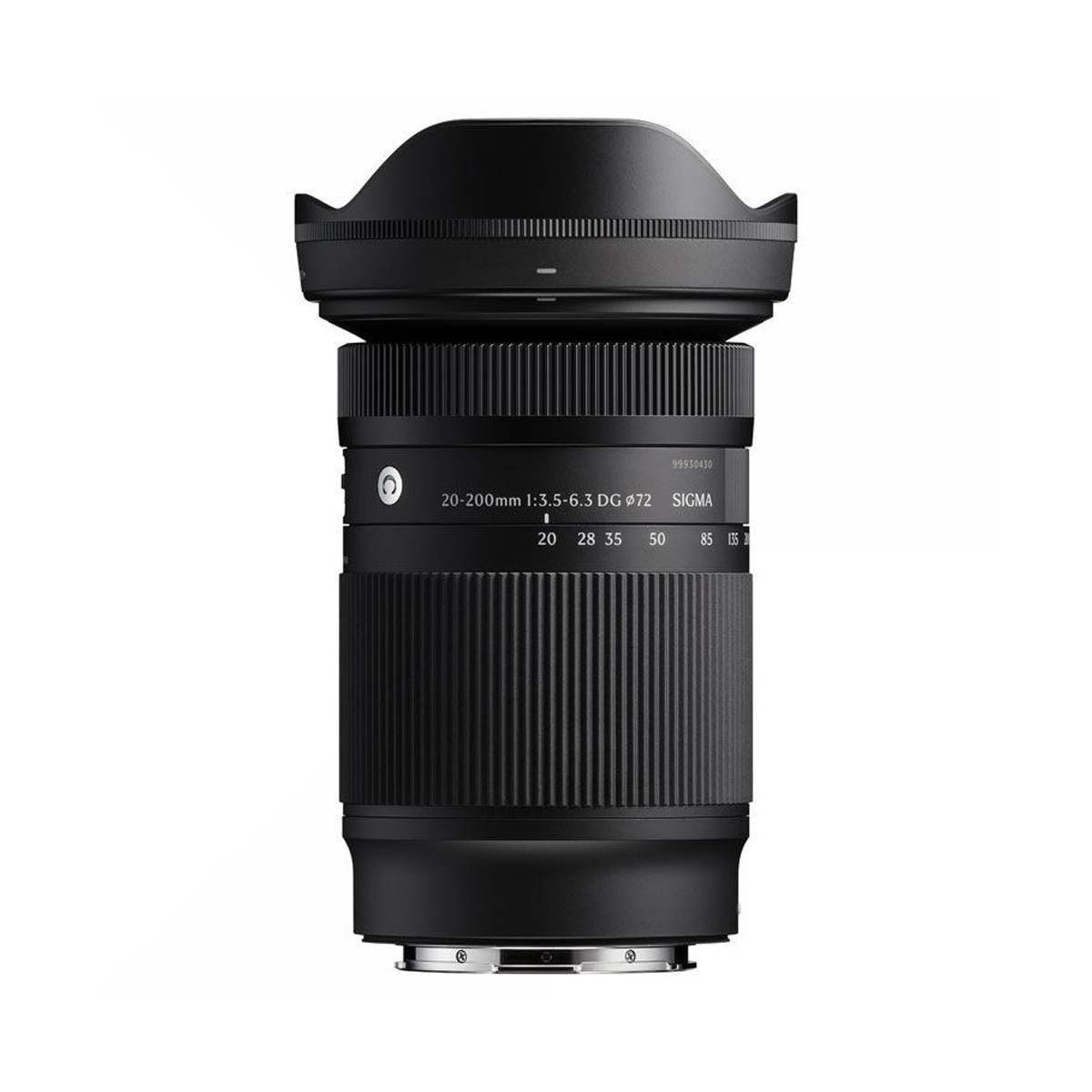 Musta Sigma 20-200mm f/3.5-6.3 DG Contemporary L-Mount -objektiivi seisoo pystysuorassa valkoista taustaa vasten, ja siinä on uurrettu zoomausrengas ja terälehden muotoinen huppu.