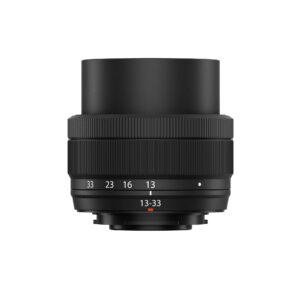 Fujifilm Fujinon XC 13-33mm f/3.5-6.3 OIS -objektiivi on musta objektiivi, jossa on pitorenkaat ja valkoiset/oranssit polttovälimerkinnät, ja se on esillä pystyssä valkoista taustaa vasten.
