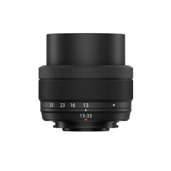 Fujifilm Fujinon XC 13-33mm f/3.5-6.3 OIS -objektiivi on musta objektiivi, jossa on pitorenkaat ja valkoiset/oranssit polttovälimerkinnät, ja se on esillä pystyssä valkoista taustaa vasten.