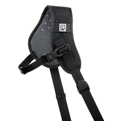 BlackRapid Sport Left Breathe kamerahihna on musta kameran olkahihna, jossa on pehmustettu, kuvioitu olkatyyny, säädettävät hihnat, pikakiinnityslukko ja näkyvä R-logo tyynyssä.