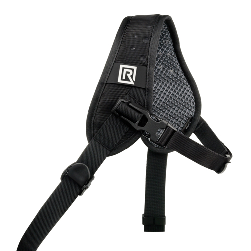 BlackRapid Curve Breathe Kit -kamerahihnassa on musta säädettävä olkahihna, jossa on pehmustettu verkkovuori ja valkoinen R-logo, joka on suunniteltu mukavaan kantamiseen.