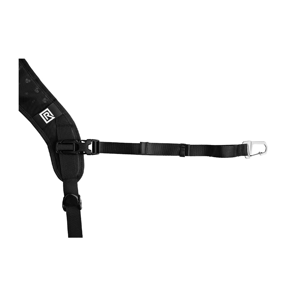BlackRapid Brad Breathe II Underarm Stabilizer Strapissa on säädettävä musta hihna, jossa on metalliklipsi, kangaslenkit ja pehmustettuun osaan ommeltu R-logo, joka näkyy levällään valkoisella pohjalla.