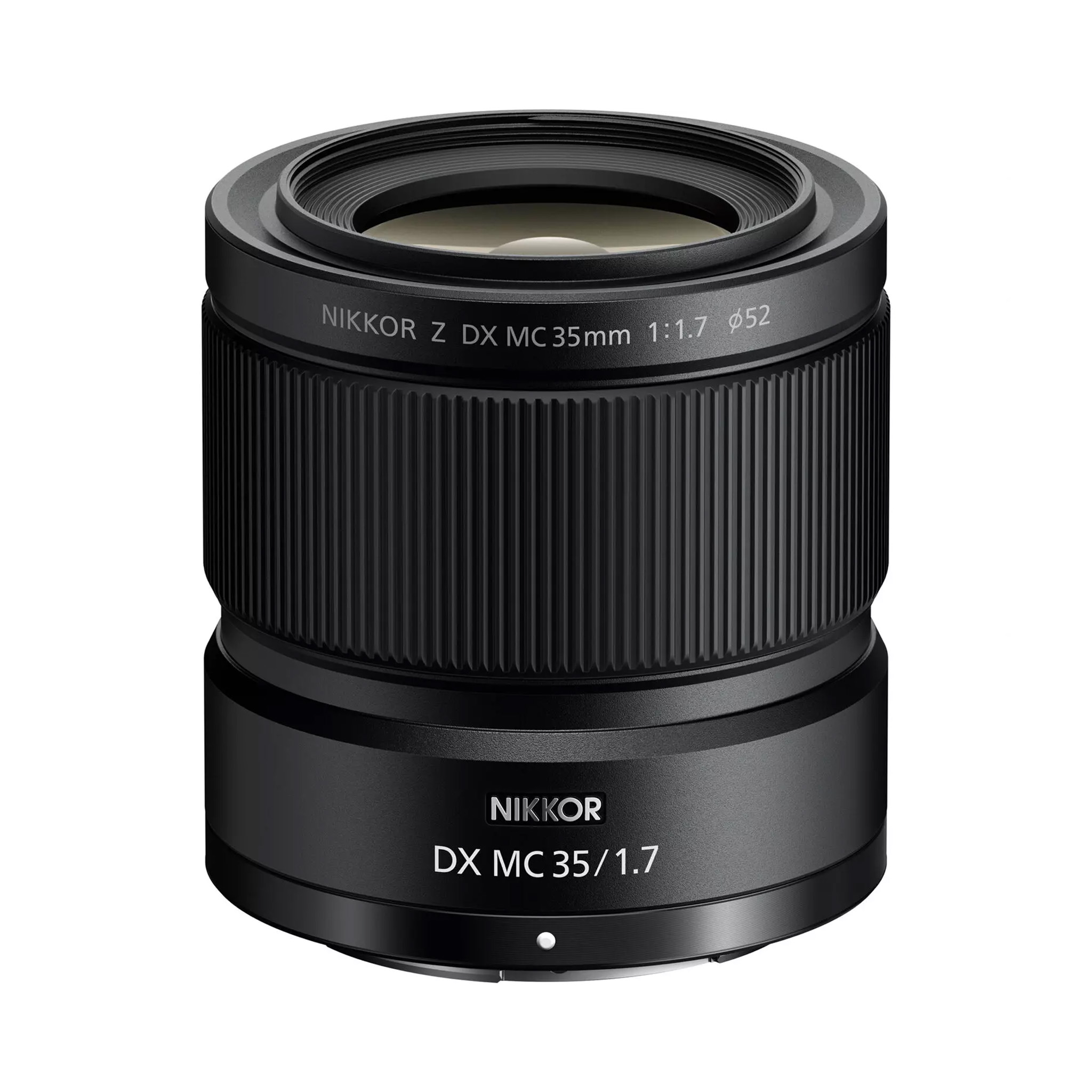 Musta Nikon Nikkor Z DX MC 35mm f/1.7 -objektiivi, jossa on uurrettu tarkennusrengas, on esillä valkoista taustaa vasten, ja siinä on selkeät objektiivin merkinnät ja tuotemerkki.