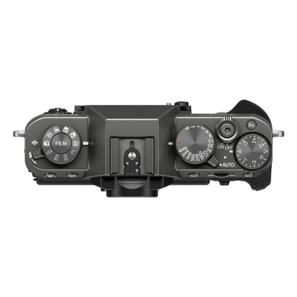 Fujifilm X-T30 III -rungon yläkuvassa Harmaa näyttää säätöpyörät elokuvasimulointia, suljinnopeutta ja valotuksen kompensaatiota varten sekä oikealla olevan kuvioidun päälle/pois-kytkinpidikkeen.