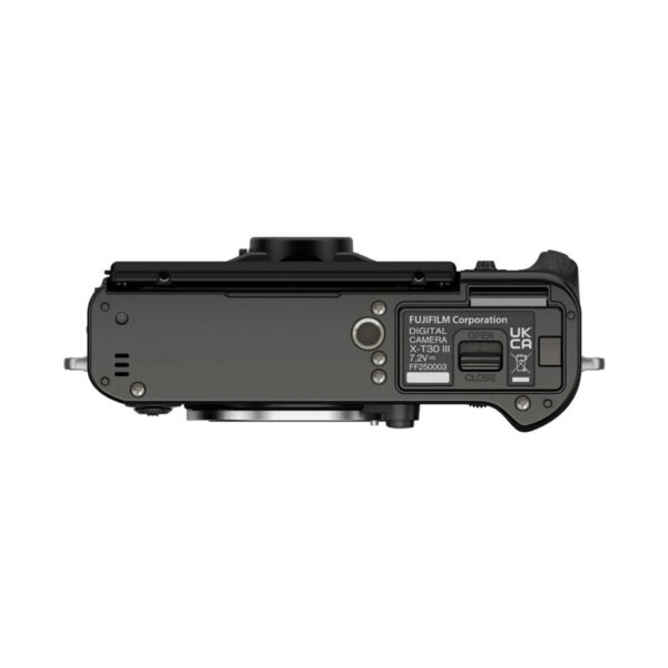 Fujifilm X-T30 III Body Harmaa (Charcoal Silver) -rungon ylhäältä katsottuna, jossa korostuvat objektiivin kiinnitys, akkulokero, etiketit sekä useat portit ja säätimet valkoisella taustalla.