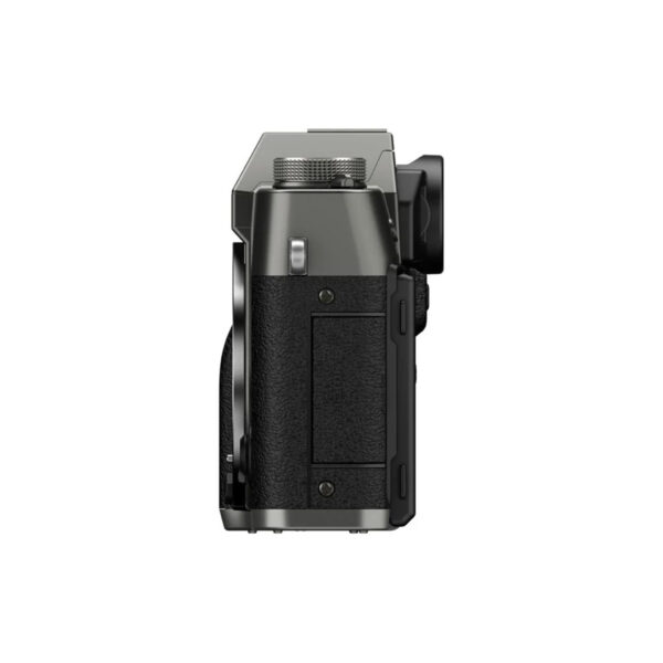 Fujifilm X-T30 III Body Harmaa (Charcoal Silver) sivukuva, jossa on kuvioitu kahva, ohjauspainikkeet ja osittain näkyvä objektiivi vasemmalla. Hopean ja mustan värinen kamera näkyy valkoista taustaa vasten.