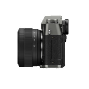 Fujifilm X-T30 III + XC 13-33mm f/3.5-6.3 OIS (harmaa) näytetään sivulta, ja siinä on suuri objektiivi, kompakti kuvioitu runko sekä useita painikkeita ja valitsimia, kaikki valkoista taustaa vasten.