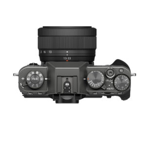 Fujifilm X-T30 III + XC 13-33mm f/3.5-6.3 OIS harmaan värisen Fujifilm X-T30 III + XC 13-33mm f/3.5-6.3 OIS -kameran ylhäältä katsottuna, jossa näkyvät säätöpyörät, zoom-objektiivin merkinnät, kuumakenkäkiinnitys ja kuvioitu oikeanpuoleinen kahva.