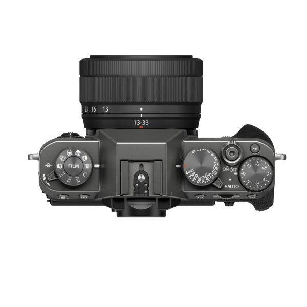 Fujifilm X-T30 III + XC 13-33mm f/3.5-6.3 OIS harmaan värisen Fujifilm X-T30 III + XC 13-33mm f/3.5-6.3 OIS -kameran ylhäältä katsottuna, jossa näkyvät säätöpyörät, zoom-objektiivin merkinnät, kuumakenkäkiinnitys ja kuvioitu oikeanpuoleinen kahva.