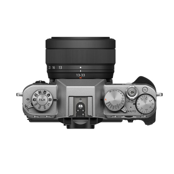 Fujifilm X-T30 III (hopea) -digitaalikameran yläkuva mustalla XC 13-33mm f/3.5-6.3 OIS -objektiivilla, jossa näkyy selkeät hallintalaitteet, toimintatilan ja suljinnopeuden valitsimet sekä oikealla puolella oleva kuvioitu kahva.