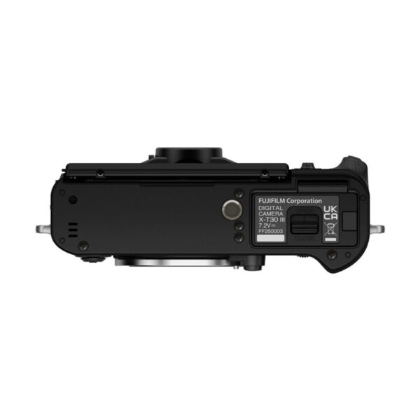 Kuvassa on Fujifilm X-T30 III Body Musta -rungon alakuva. Näkyvissä ovat tuoteseloste, akkulokero, jalustakiinnike, useita ruuveja ja objektiivin kiinnike, joka työntyy hieman ulos keskeltä.