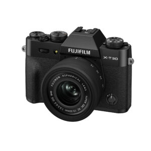 Musta Fujifilm X-T30 III -digitaalikamera, jossa on XC 13-33mm f/3.5-6.3 OIS -objektiivi, kuvattuna eteenpäin valkoisella taustalla.