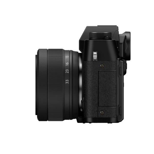 Fujifilm X-T30 III + XC 13-33mm f/3.5-6.3 OIS, musta näkyy sivulta valkoisella pohjalla, jossa korostuvat sen suuri objektiivi, kuvioitu kahva ja näkyvät säätimet.