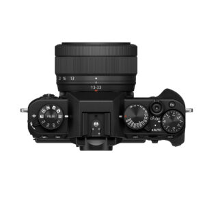 Fujifilm X-T30 III + XC 13-33mm f/3.5-6.3 OIS, musta, ylhäältä katsottuna, jossa on valintakiekot suljinnopeudelle, valotuksen kompensoinnille ja kuvaustiloille, objektiivi polttovälin merkinnöillä ja kuvioitu oikeanpuoleinen kahva.