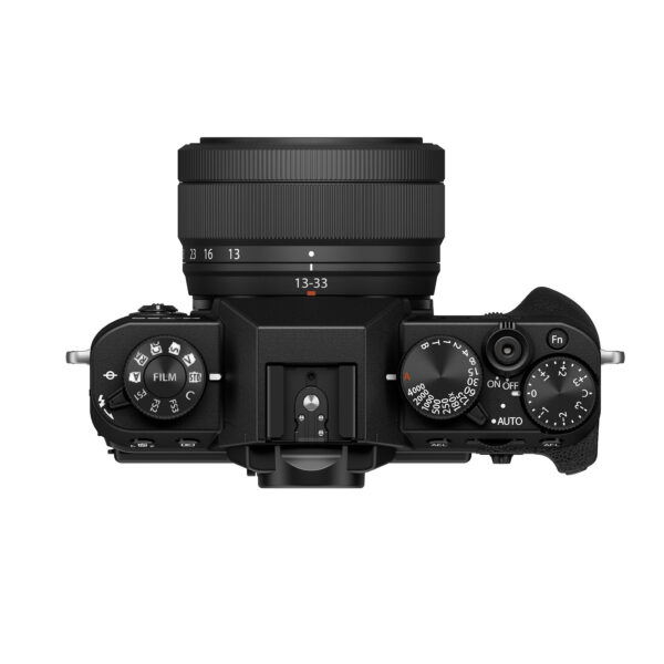 Fujifilm X-T30 III + XC 13-33mm f/3.5-6.3 OIS, musta, ylhäältä katsottuna, jossa on valintakiekot suljinnopeudelle, valotuksen kompensoinnille ja kuvaustiloille, objektiivi polttovälin merkinnöillä ja kuvioitu oikeanpuoleinen kahva.
