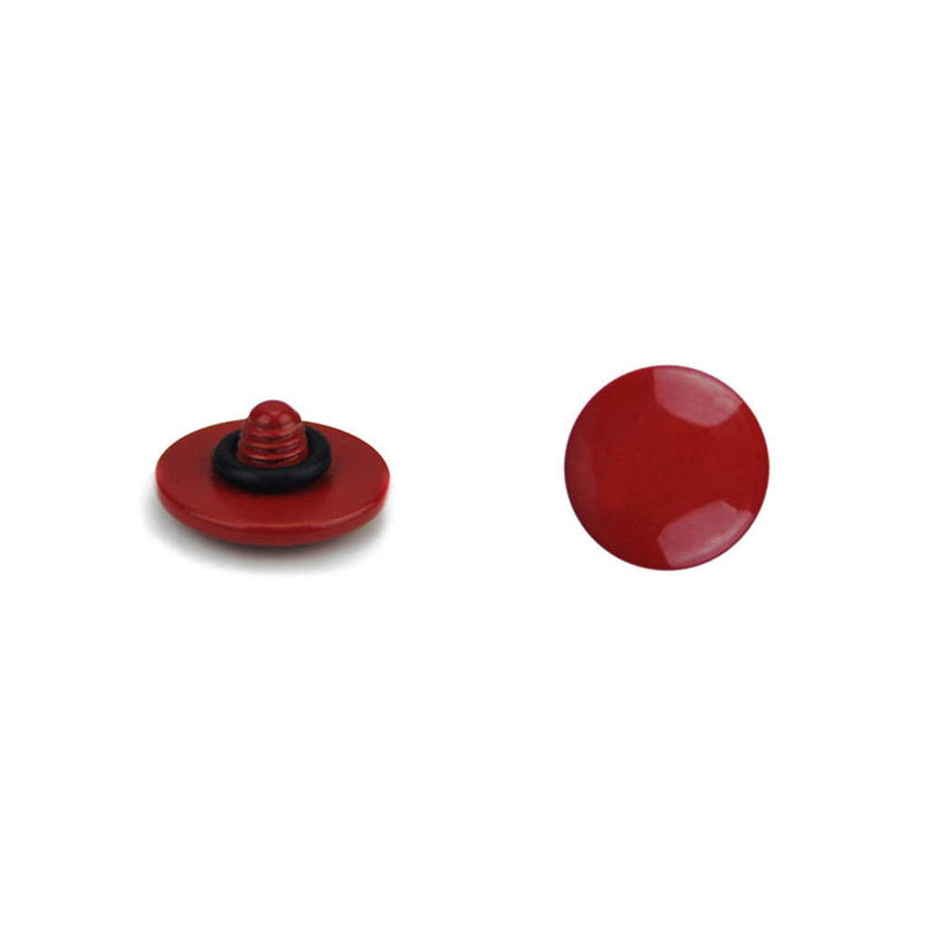 Kaksi näkymää JJC Soft Release Button SRB-B10DR:stä (10mm punainen): toisessa näkyy sen litteä, pyöreä kiiltävä yläosa, toisessa sen takaosa, jossa on musta rengas ja ruuvinomainen uloke.