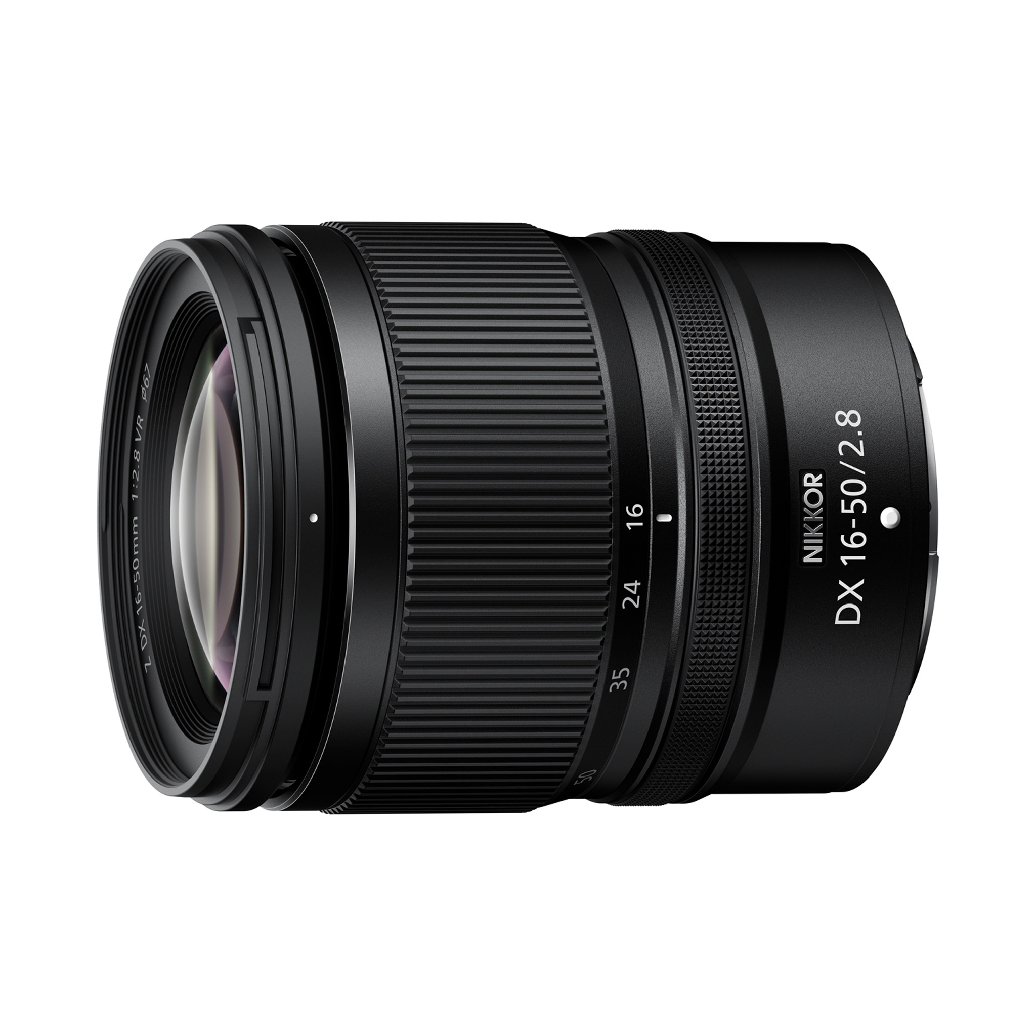 Nikon Nikkor Z DX 16-50mm f/2.8 VR -objektiivi näkyy vinossa valkoisella taustalla, jossa korostuvat objektiivin lasi, tarkennusrengas ja tynnyrin merkintä.