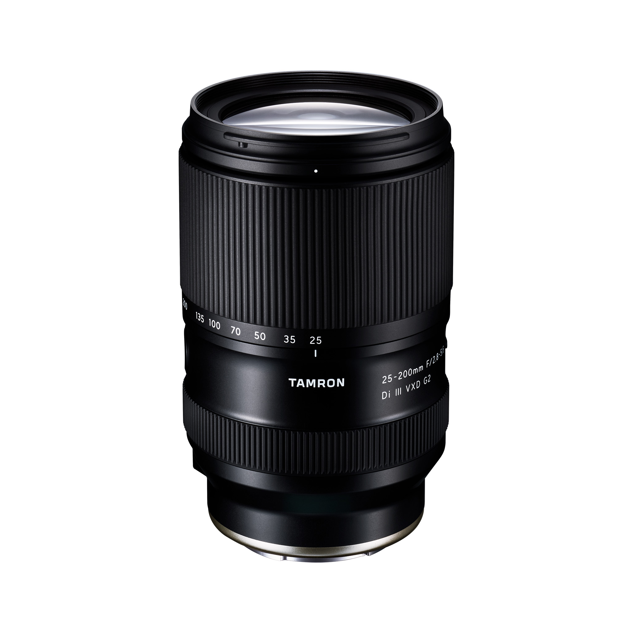 Tamron 25-200mm f/2.8-5.6 Di III VXD G2 Sony E -kameran musta objektiivi seisoo pystyssä valkoisella taustalla, ja sen zoomaus- ja tarkennusrenkaat sekä 25-200mm polttovälin merkinnät ovat näkyvissä.