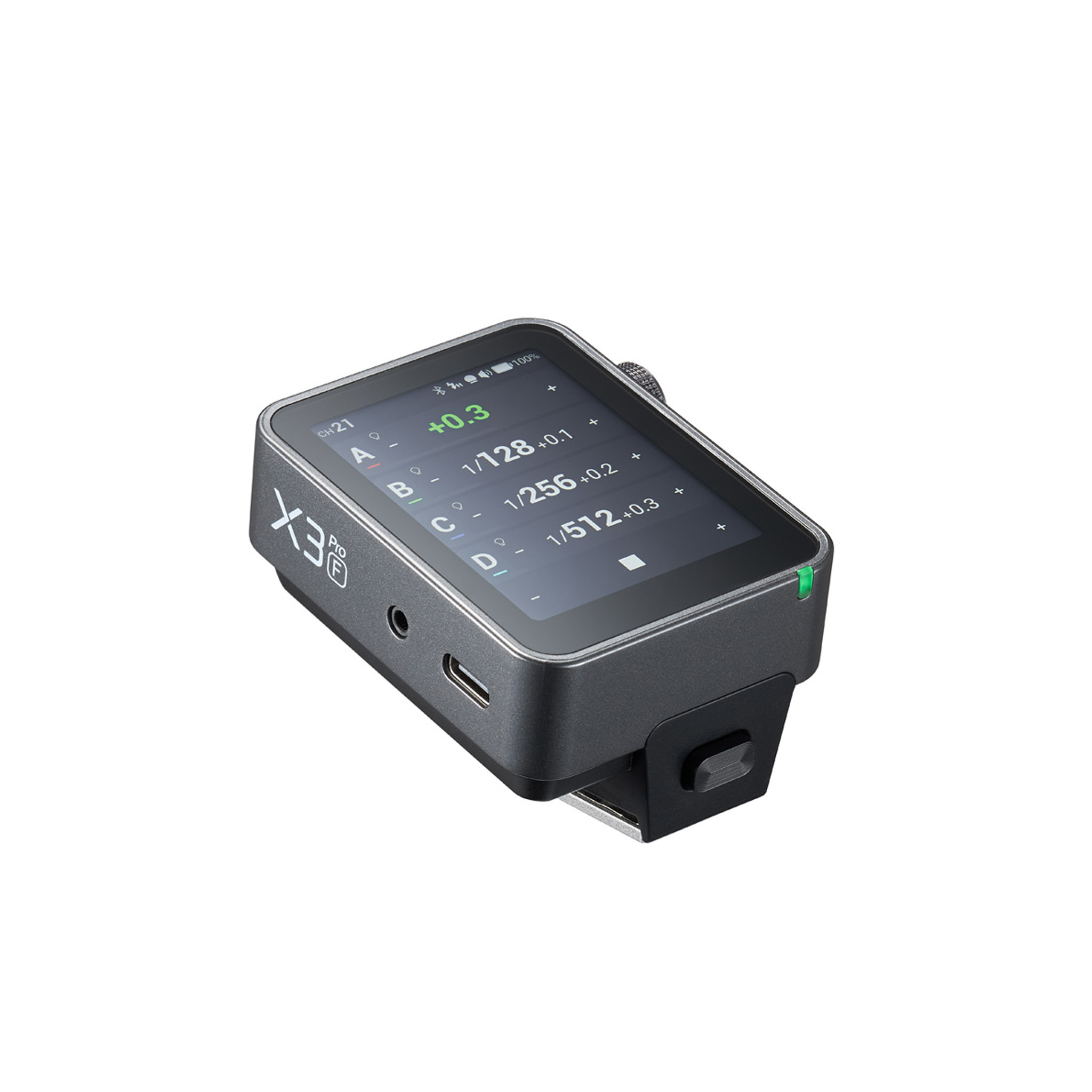 Pienikokoinen, musta Godox X3Pro F 2.4G kosketusnäyttö lähetin Fujifilmille, jossa on kosketusnäyttö, jossa näkyvät asetukset ja numerot, sivussa on merkintä "X3 Pro", USB-C-portti ja kiinnitysteline alapuolella.