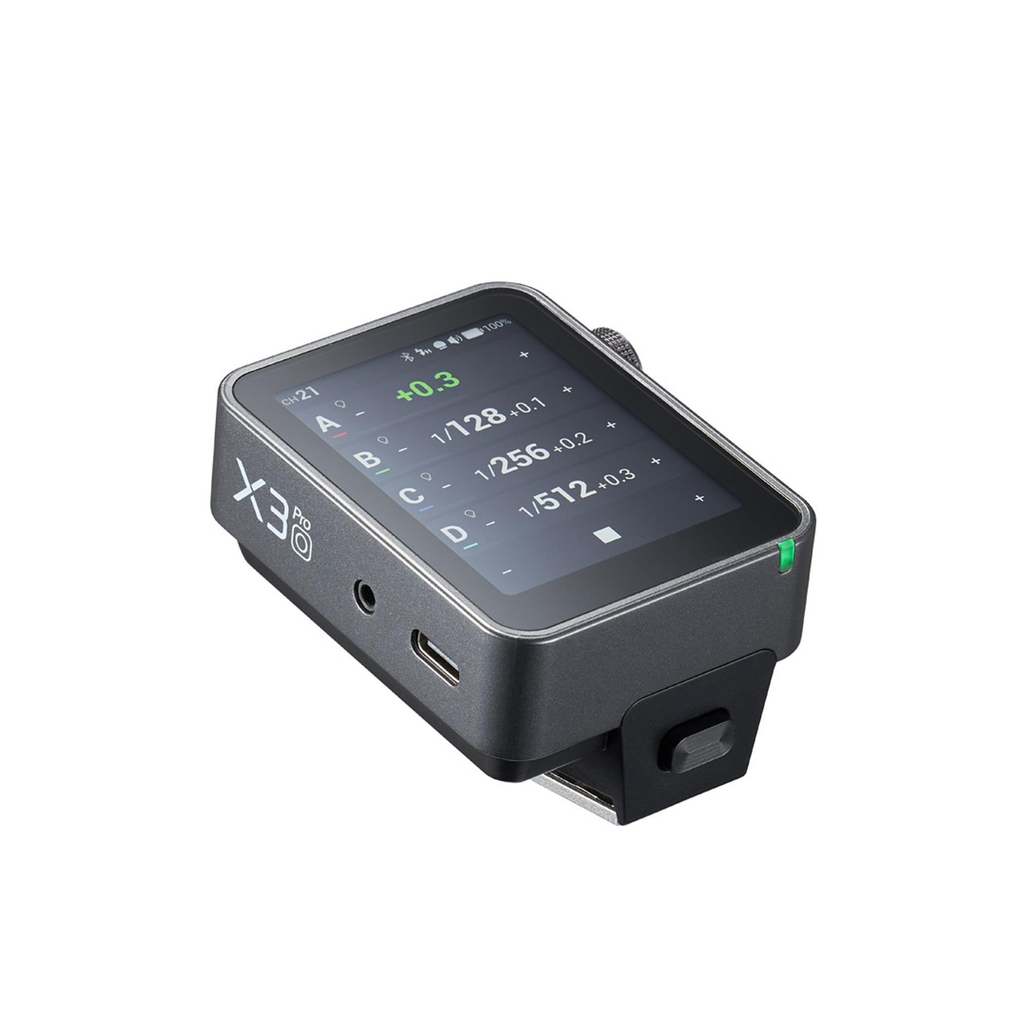 Godox X3Pro O 2.4G kosketusnäyttö lähetin -Olympus/Panasonic on kompakti musta kameran lisävaruste, jossa on kosketusnäyttö salaman ohjausta varten, merkittyjä portteja, kuumakenkäkiinnitys ja "X3 Pro" teksti kyljessä.