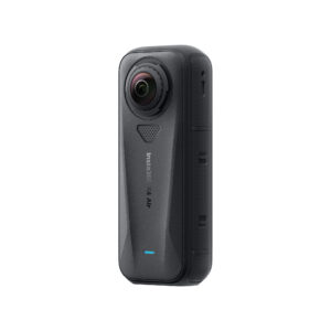 X4Air3 The black Insta360 X4 Air Standard Bundle action camera stands upright on a white background, highlighting its rounded lens, minimalist buttons and subtle branding.
