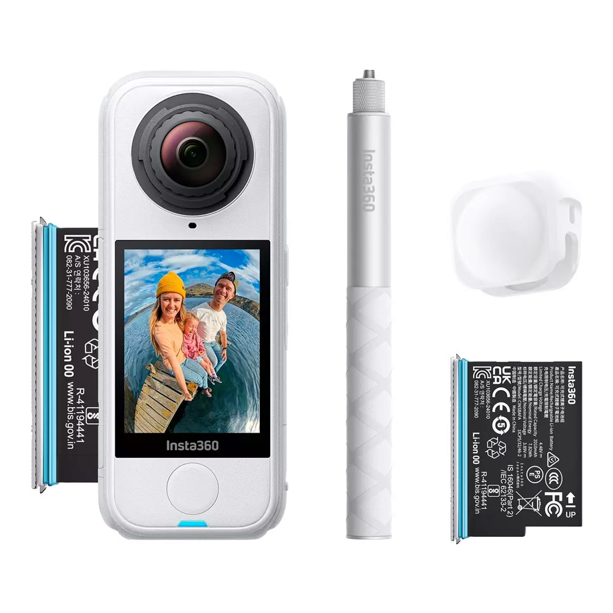 Insta360 X4 Air Starter Bundle Arctic White actionkamera, jossa on selfie-keppi, suojakotelo ja kaksi akkua. Sen näytöllä näkyy rantaselfie kahdesta hymyilevästä ihmisestä, joista toisella on keltainen hattu.