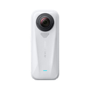 Valkoinen Insta360 X4 Air Starter Bundle -toimintakamera seisoo pystyssä, ja sen yläosassa on suuri linssi, sen alapuolella kaiutinsäleikkö ja minimalistinen etupuolen tuotemerkki.