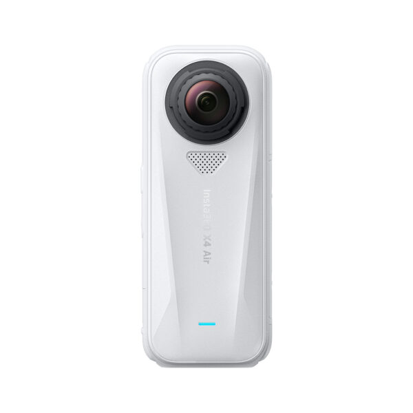 Valkoinen Insta360 X4 Air Starter Bundle -toimintakamera seisoo pystyssä, ja sen yläosassa on suuri linssi, sen alapuolella kaiutinsäleikkö ja minimalistinen etupuolen tuotemerkki.